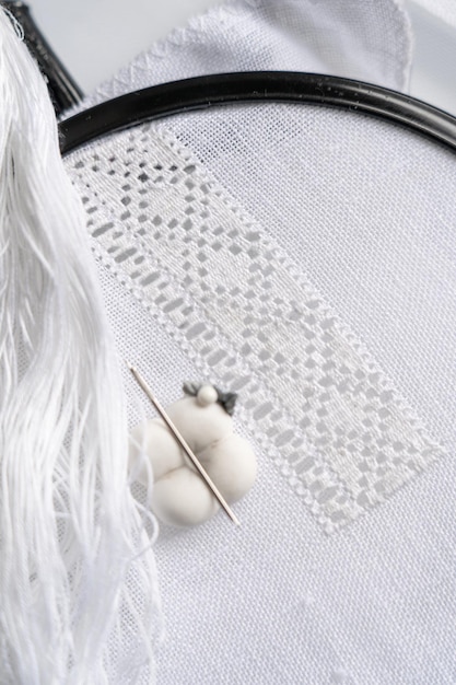 Zbliżenie haftu na jasnym materiale